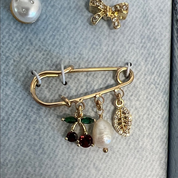 Luna Norte | Vintage-Retro Inspired Brooch Collection - Picture 3 of 8